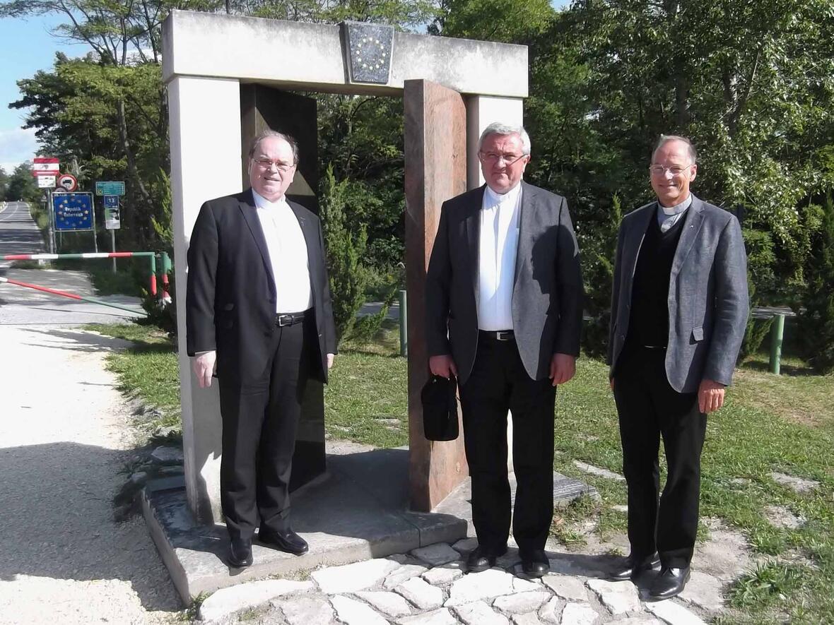 Vor einer symbolisch geöffneten Tür an der ungarisch-österreichischen Grenze bei Sopron, wo vor dreißig Jahren das paneuropäische Picknick stattfand: (v.l.) Prälat Dr. Bertram Meier, Bischof Andras Veres von Györ, der Vorsitzende der Ungarischen Bischofskonferenz, und Pfarrer Dr. Christian Hartl, Leiter des Bischöflichen Hilfswerks RENOVABIS. (Foto: Hauptabteilung Seelsorge)