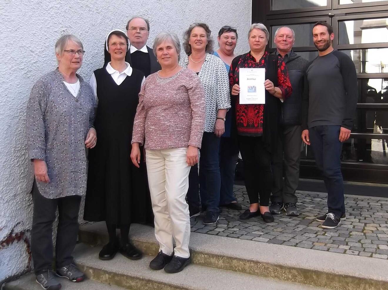 Die Teilnehmerinnen und Teilnehmer des Grundkurses Islam mit Diözesanadministrator Prälat Dr. Bertram Meier (dritter von links) und der Kursleiterin Sr. Dr. Theresia Wittemann OSF (zweite von links). (Foto: Hauptabteilung Seelsorge)