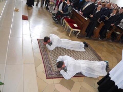 Die Kandidaten liegen als Zeichen der Demut während der Allerheiligen-Litanei vor dem Altar.