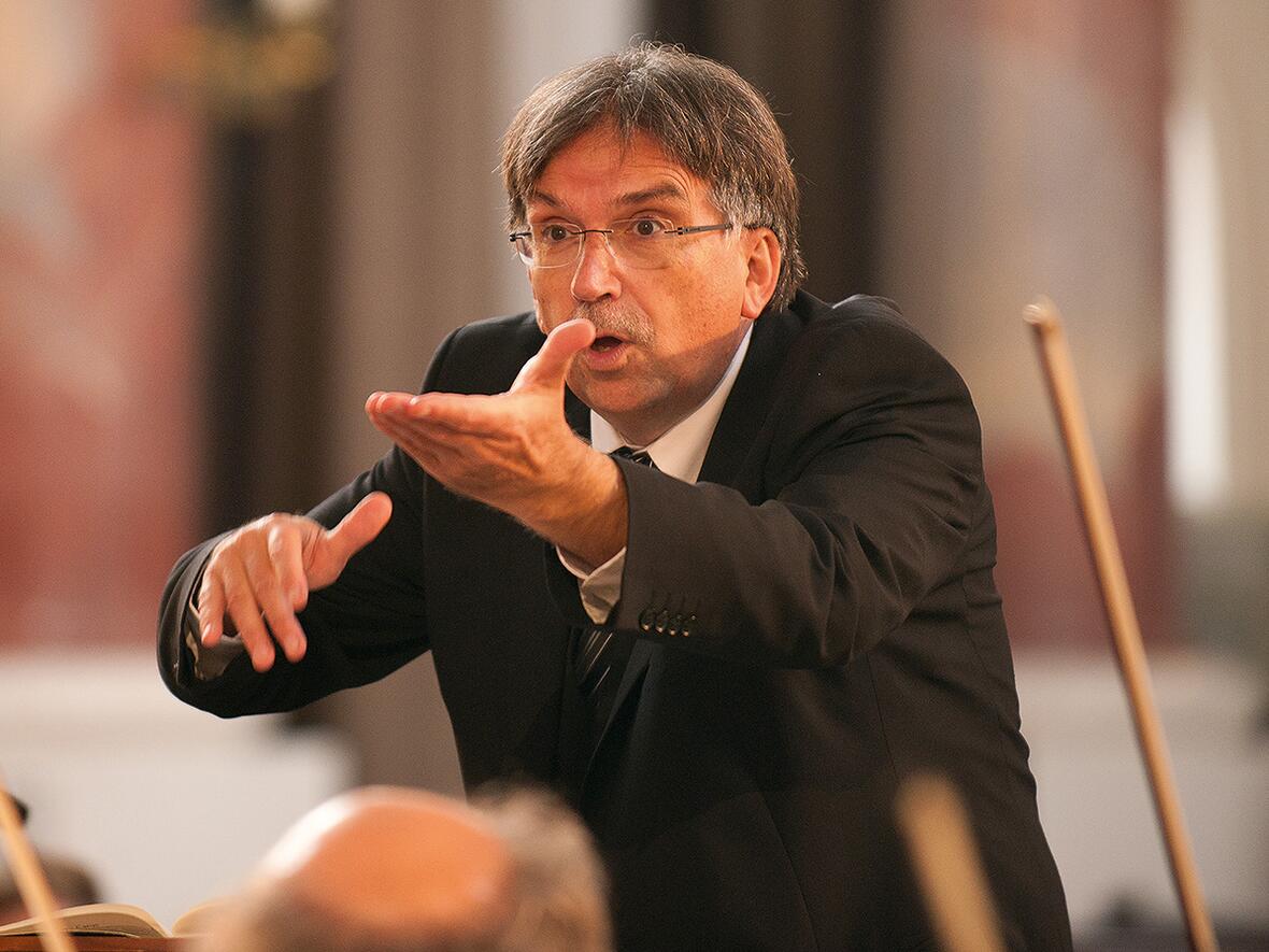 Domkapellmeister Reinhard Kammler, hier bei der Aufführung des "Messias" in Günzburg im vergangenen Jahr, legt sein Lebenswerk ab nächstem Jahr in jüngere Hände. (Archivfoto: Augsburger Domsingknaben / Bernhard Gastager)