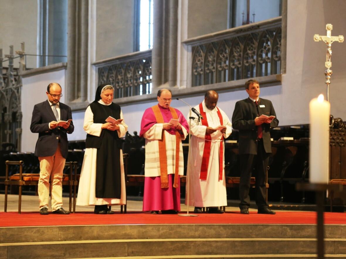 Beim Kreuzweg im Augsburger Dom (v.l.): Georgios Vlantis, Geschäftsführer der Arbeitsgemeinschaft Christlicher Kirchen in Bayern; Äbtissin Gertrud Pesch, Abtei Oberschönfeld; Diözesanadministrator Prälat Dr. Bertram Meier; Mussie Zerai, Priester der eritreisch-katholischen Kirche; Florian Ripka, Geschäftsführer von KIRCHE IN NOT Deutschland. (Foto: KIRCHE IN NOT)