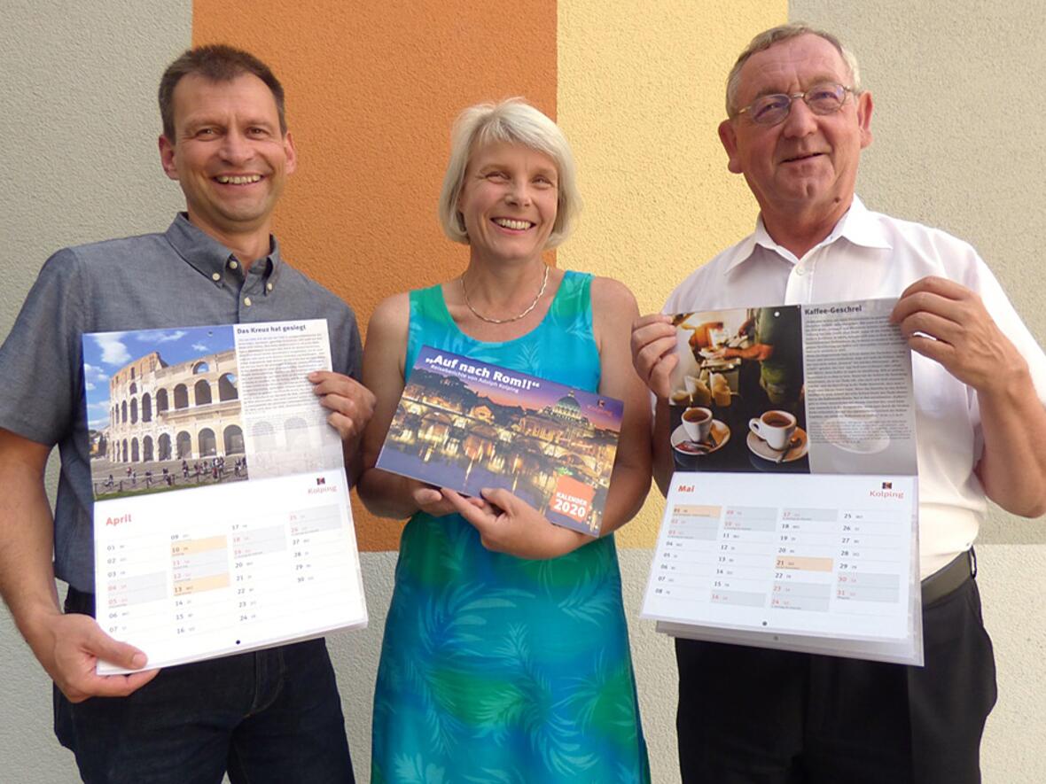 Diözesanvorsitzender Robert Hitzelberger, Diözesanvorstandsmitglied Vera Heinz und Diözesanpräses Domvikar Alois Zeller präsentieren den neuen Kalender ( Foto: Kolping Diözesanverband Augsburg)