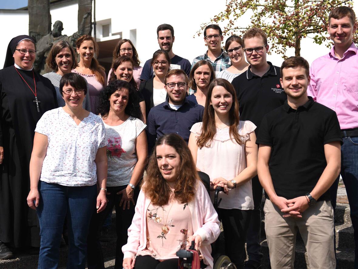 Hintere Reihe (v.links): Marcelina Weber, Bernadette Singer, Christine Birle, Julia Meichelböck, Tobias Schmitt, Wolfgang Eble, Luzia Maier, Ludwig Bolkart, Daniel Dambacher; Vordere Reihe (v.links): Maria Fendt, Anneliese Gasteyer, Marina Mayr, Daniela Kaschke, Martin Mayer, Ursula Weismantel, Kim Reicherter, Richard Hörmann; Ganz vorne: Anette Michalski (Foto: Maria Steber / pba). 
