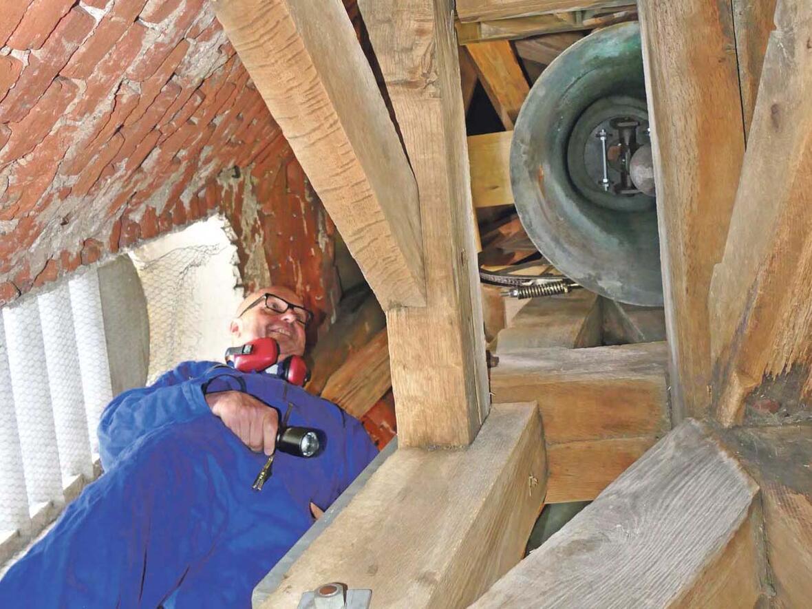 „Früher wäre ich da nicht überall hoch“, sagt Pater Stefan. Inzwischen war er auf vielen Türmen. Hier untersucht er Geläut und Gebälk der Rokoko-Kirche St. Martin in Unering. (Foto: SUV / Schwab)