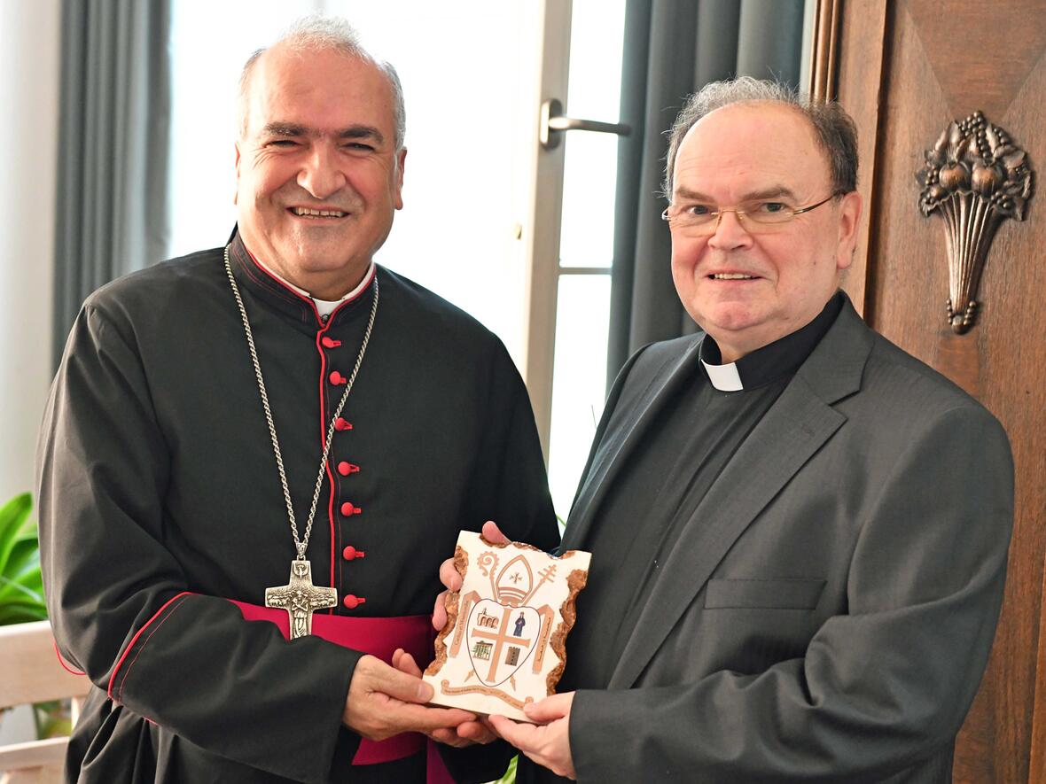 Erzbischof Rahmé überreicht Diözesanadministrator Prälat Meier als Gastgeschenk sein bischöfliches Wappen und Nüsse aus dem Libanon. (Fotos: Nicolas Schnall / pba)