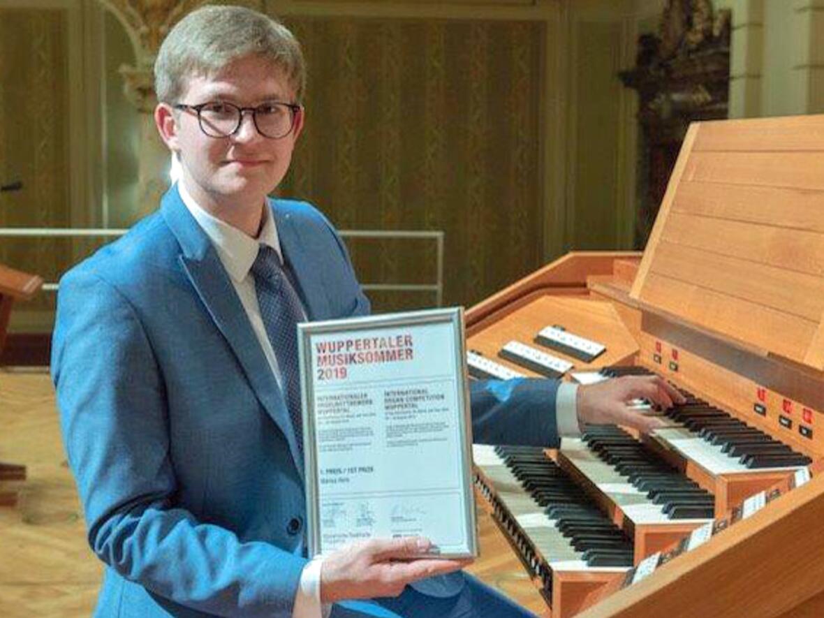 Marius Herb am Spieltisch der Orgel im Konzertsaal der Stadthalle Wuppertal. (Foto: privat)