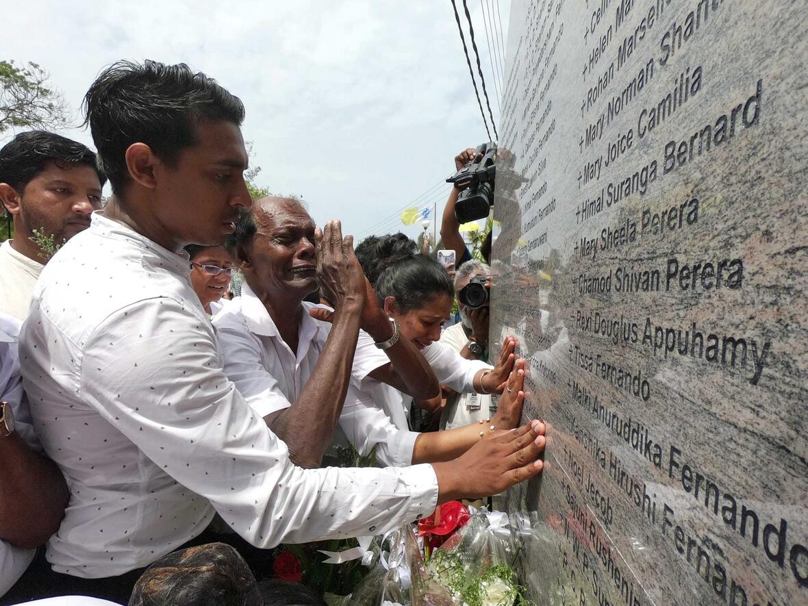 Angehörige vor einem Denkmal für Anschlagsopfer auf Sri Lanka. (Foto: Kirche in Not)