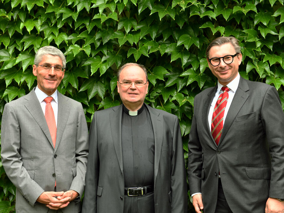 Finanzdirektor Dr. Klaus Donaubauer mit Diözesanadministrator Prälat Dr. Bertram Meier sowie seinem Nachfolger Jérôme-Oliver Quella. (Von links, Foto: Daniel Jäckel/pba)