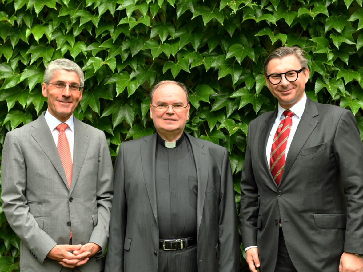Finanzdirektor Dr. Klaus Donaubauer mit Diözesanadministrator Prälat Dr. Bertram Meier sowie seinem Nachfolger Jérôme-Oliver Quella. (Von links, Foto: Daniel Jäckel/pba)