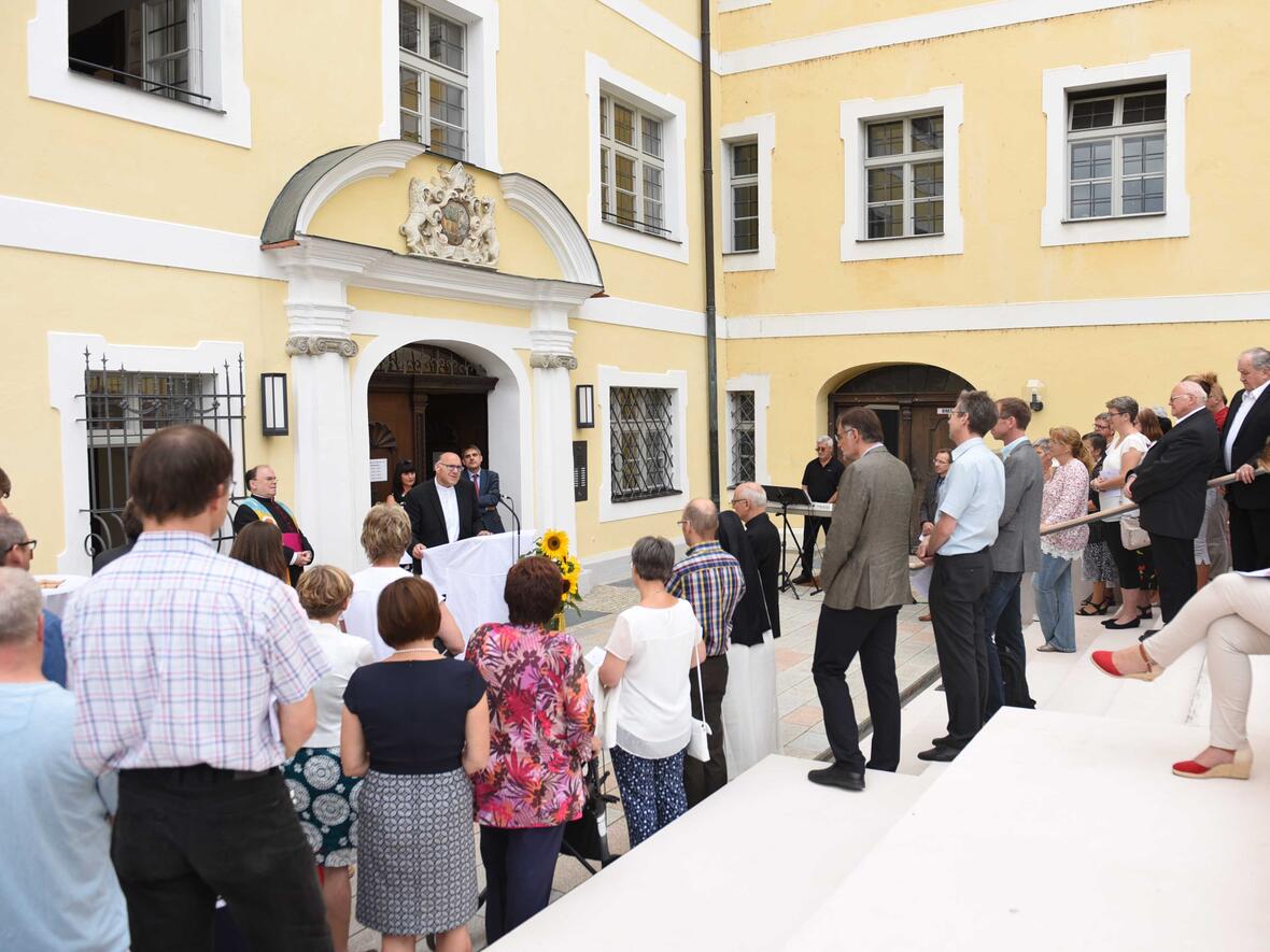 In einer Einweihungsfeier mit rund 100 Festgästen wurden die neuen Räumlichkeiten der Außenstelle gesegnet (Foto: Maria Steber / pba).