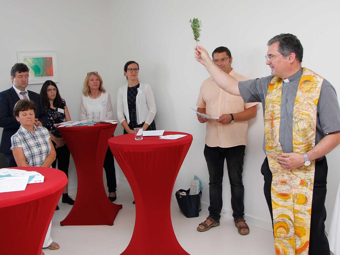 Diözesan-Caritasdirektor Domkapitular Dr. Andreas Magg segnete die Menschen und die Räume des Büros Fachkraft Leichte Sprache, des Fach-Zentrums für Leichte Sprache und der Beratungsstelle Unterstützte Kommunikation. (Foto: Caritas Augsburg / Bernhard Gattner).      