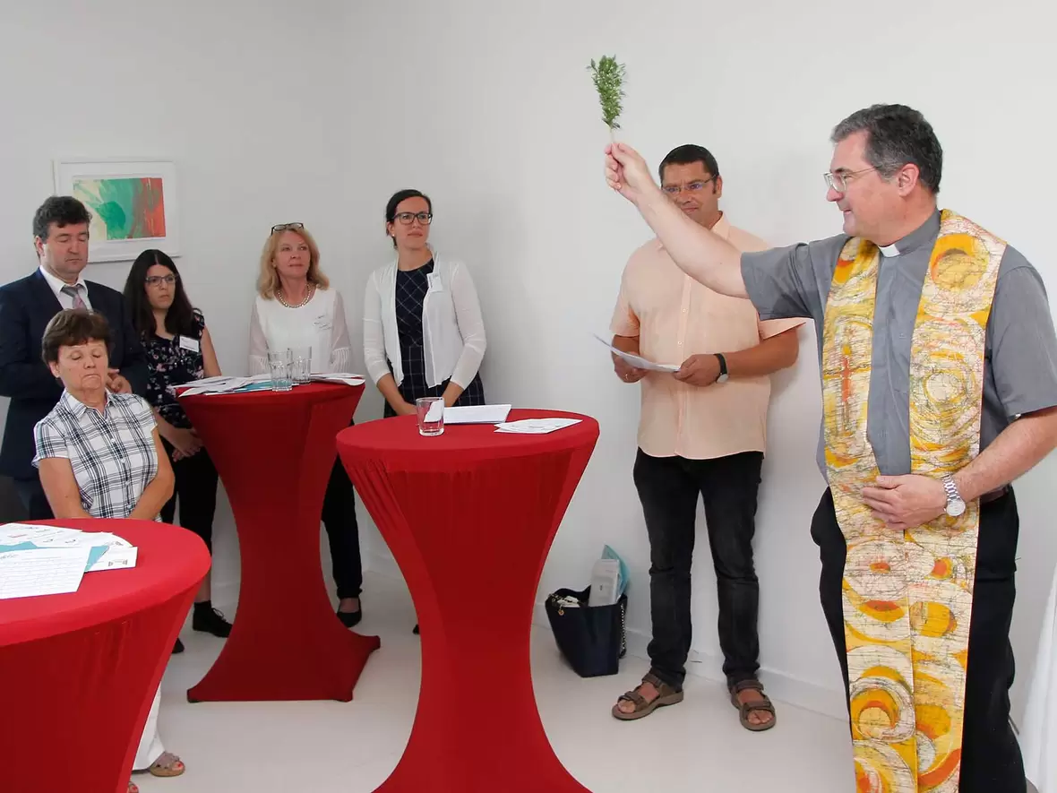 Diözesan-Caritasdirektor Domkapitular Dr. Andreas Magg segnete die Menschen und die Räume des Büros Fachkraft Leichte Sprache, des Fach-Zentrums für Leichte Sprache und der Beratungsstelle Unterstützte Kommunikation. (Foto: Caritas Augsburg / Bernhard Gattner).      