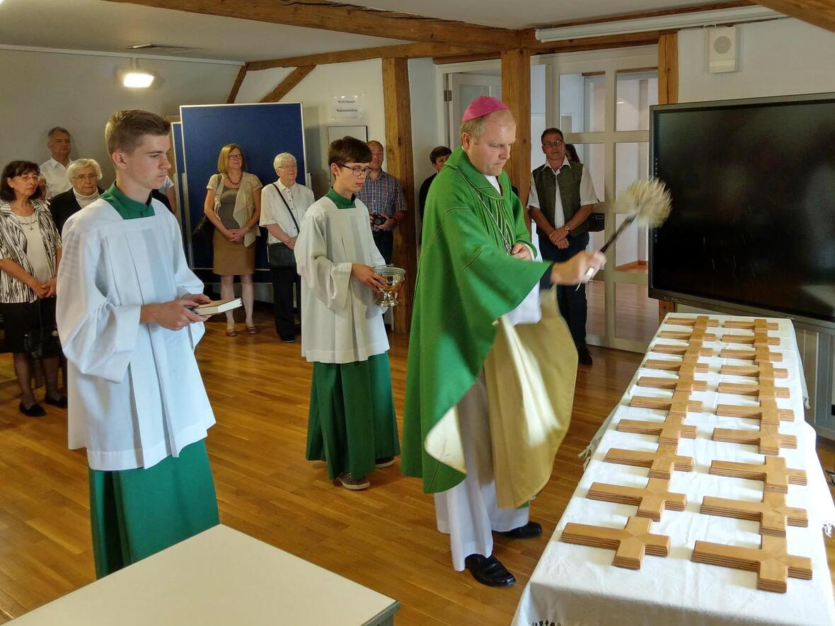 Weihbischof Wörner segnete unter anderem die Kreuze für jeden Raum. (Fotos: Schulwerk / Walch)