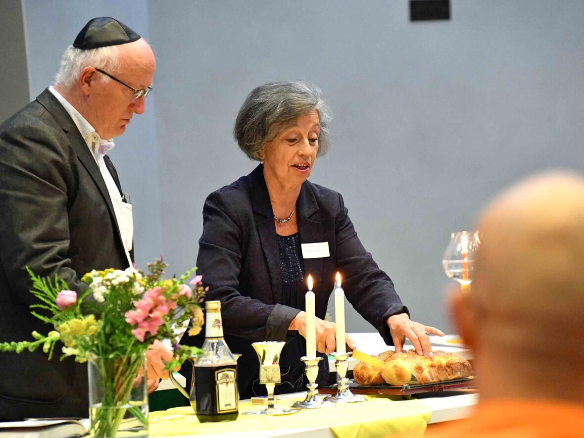 Der Segen über die Schabbat-Brote ist im Judentum ein Dank an den Allmächtigen. (Fotos: Daniel Jäckel / pba)