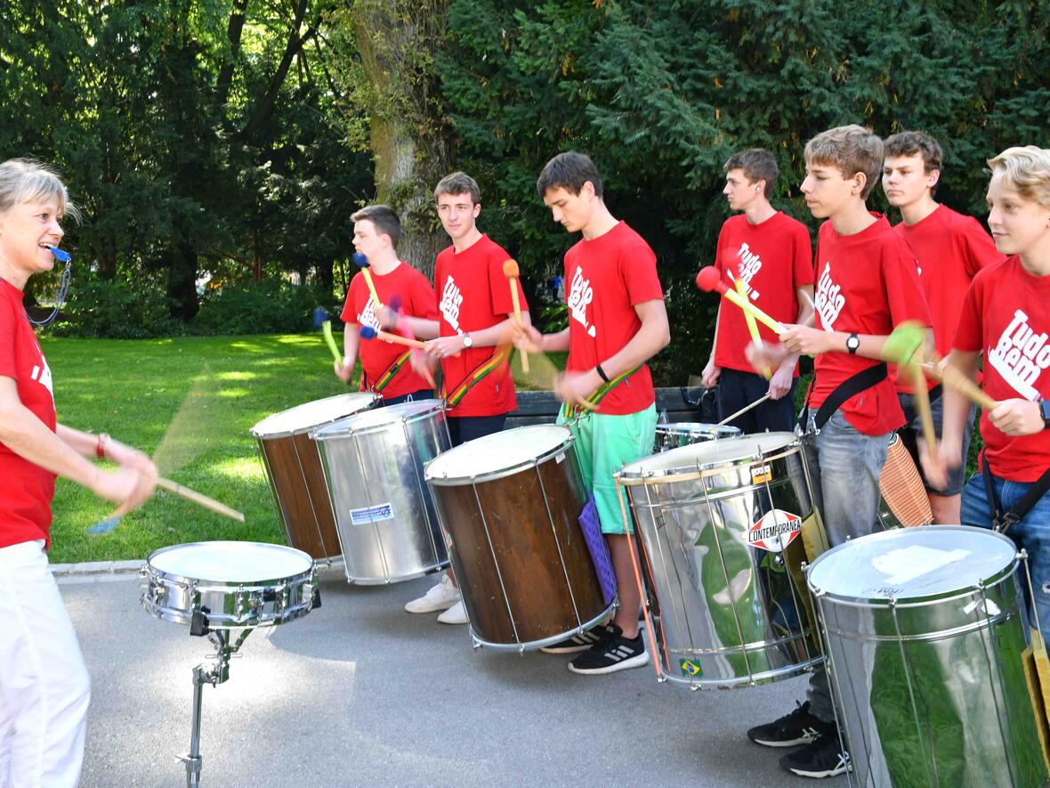 Die Percussiongruppe "Tudo bem" (Alles klar) vom Peutinger-Gymnasium sorgte am Streckenrand für flotte Rhythmen und gute Stimmung. (Foto: Nicolas Schnall / pba)