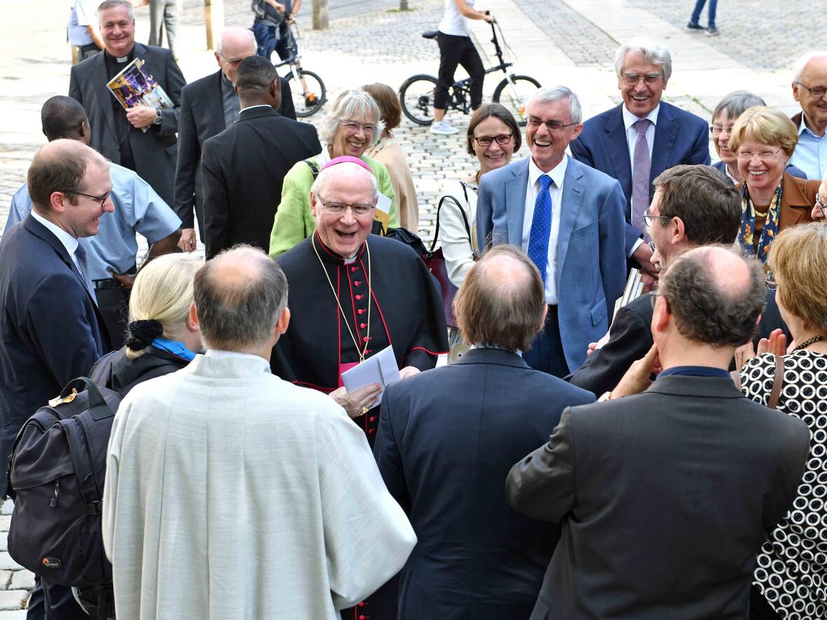 Kaum war der Dankgottesdienst beendet, scharten sich die Menschen um Bischof Konrad, um sich von ihm zu verabschieden. (Fotos: Nicolas Schnall / pba)