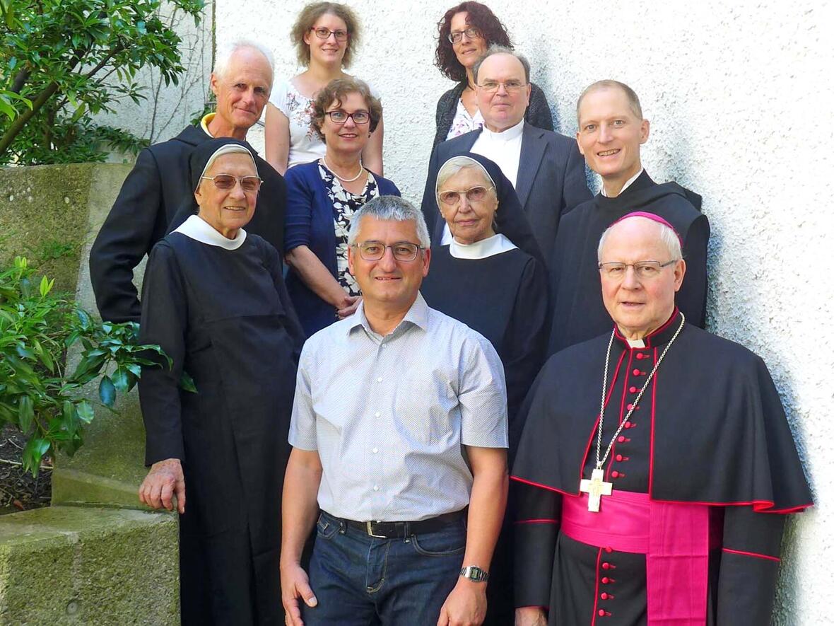 Gruppenfoto mit Bischof em. Dr. Konrad Zdarsa und Anton Stegmair, Leiter der Abteilung Weltkirche. (Hinten v. l.): Silvia Woidschützke, Inge Pecher. (Mittlere Reihe): Bruder Coelestin Rapp OSB, Andrea Decke, Domdekan Prälat Dr. Bertram Meier. (Vordere Reihe): Schwester Maria Goretti Gast, Schwester Sigirada Dopfer, Bruder Jesaja Sienz (alle OSB). (Foto: Abteilung Weltkirche) 