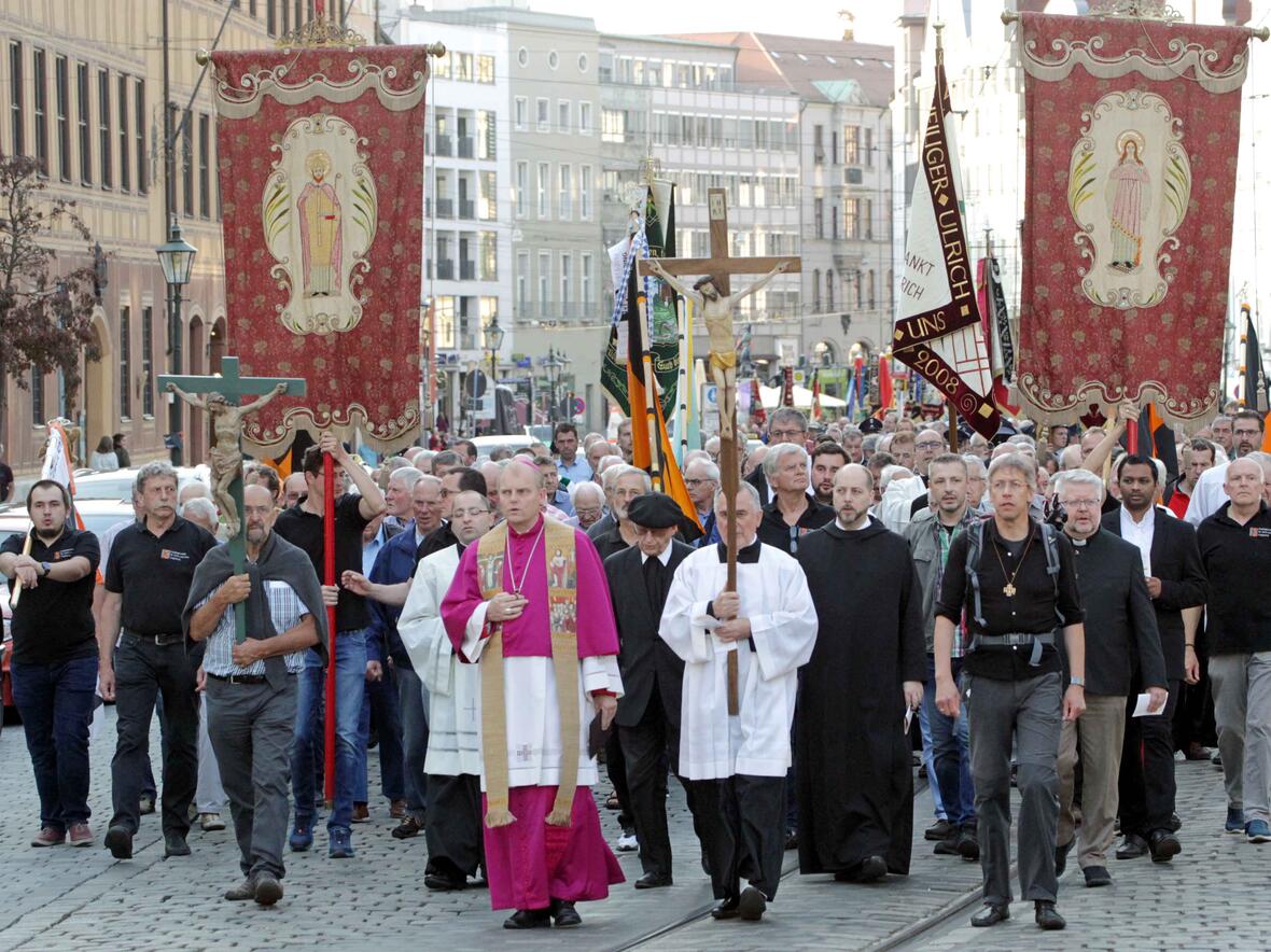 Hunderte Männer sind gestern wieder zur Ulrichsbasilika gepilgert (Fotos: Annette Zoepf / pba).