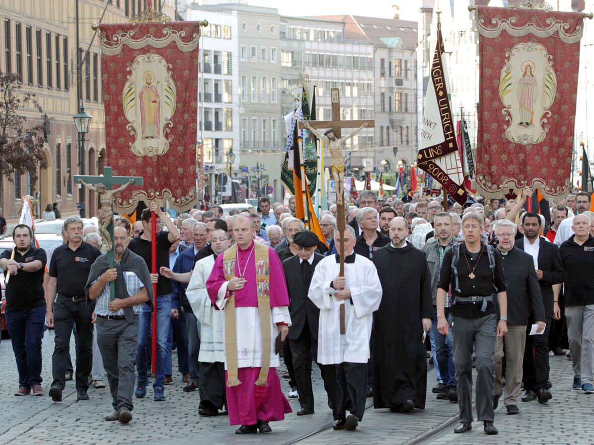 Hunderte Männer sind gestern wieder zur Ulrichsbasilika gepilgert (Fotos: Annette Zoepf / pba).