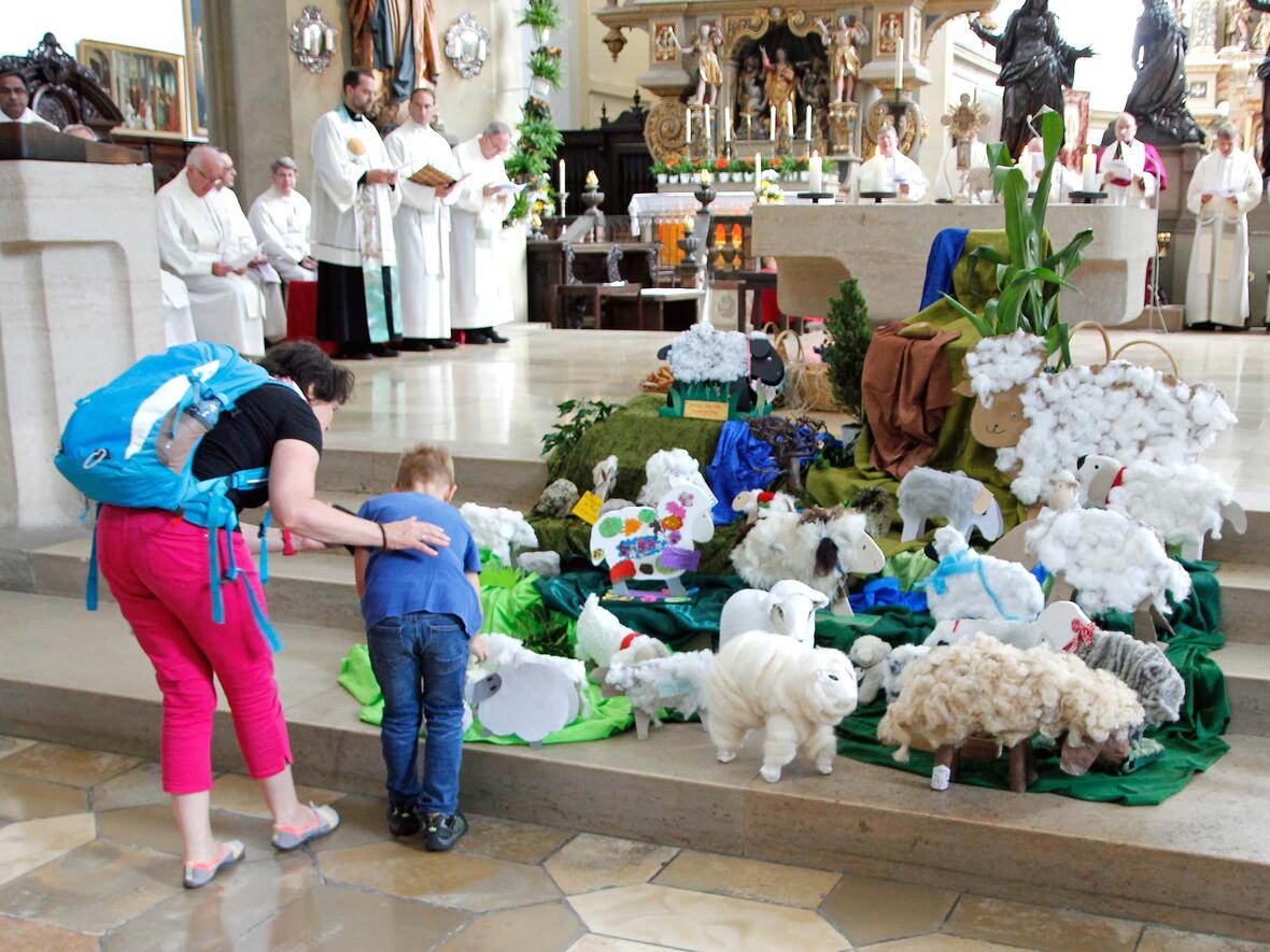 Viele Kinder brachten Schafe als Stofftiere mit in die Basilika und legten sie vor dem Altar ab. Sie sollten ein Zeichen dafür sein, dass sie wie die echten Schafe auch einen guten Hirten für ihren Lebensweg brauchen. (Foto: Bernhard Gattner / Caritas Augsburg)