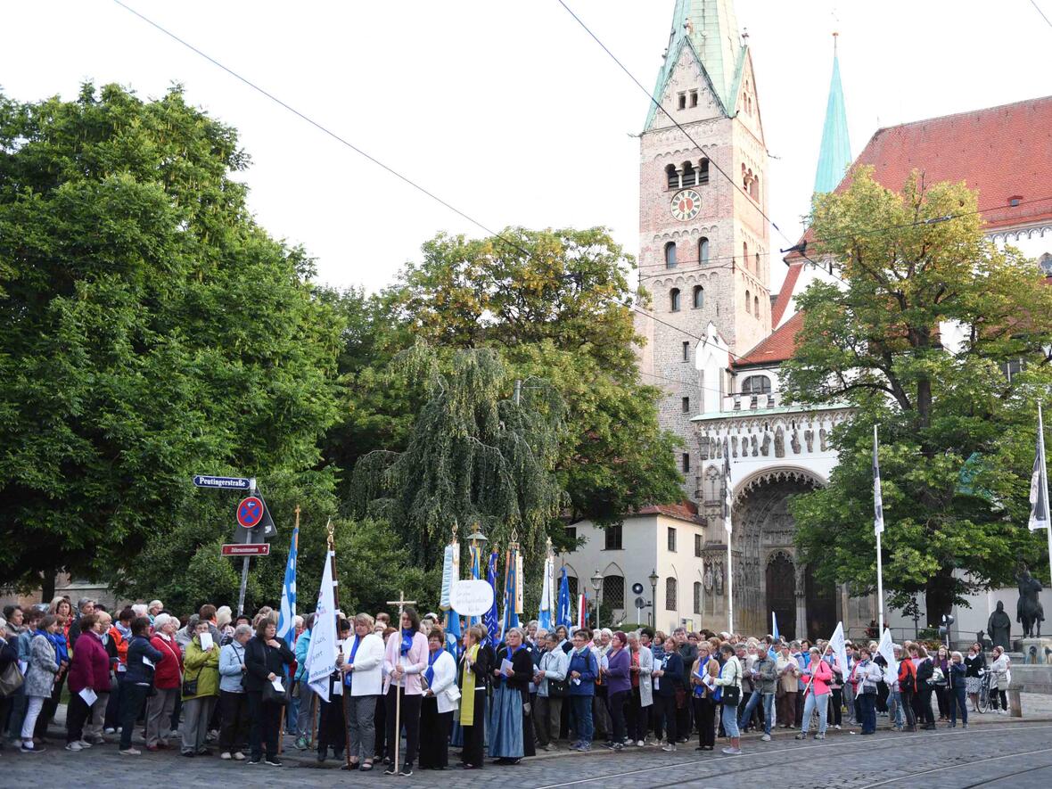 Rund 500 Frauen machten sich heute bei der Frauenwallfahrt singend und betend auf den Weg. (Foto: Maria Steber / pba)