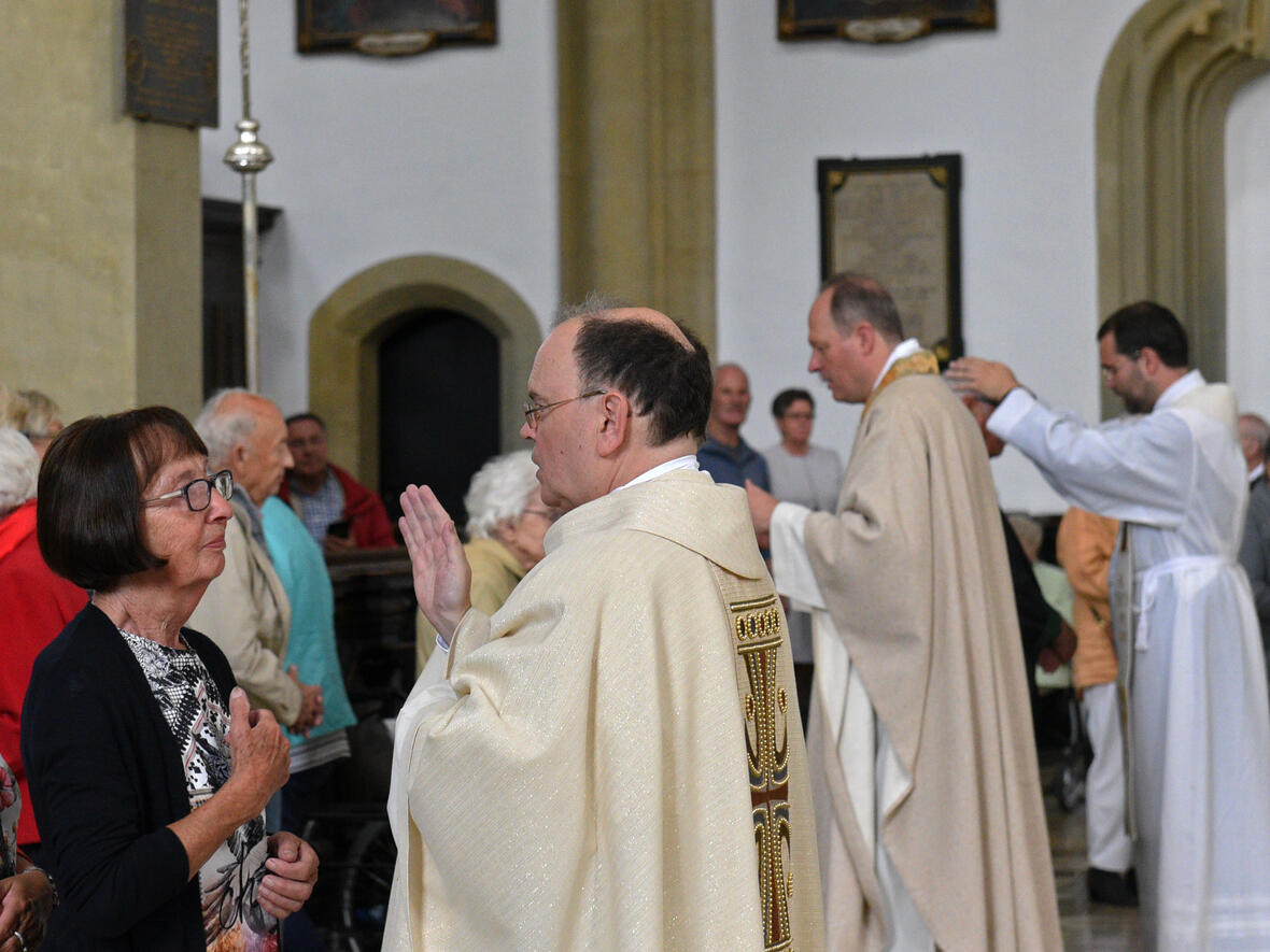 Diözesanadministrator Prälat Dr. Bertram Meier sowie zahlreiche weitere Priester spendeten heute während eines Gottesdienstes für die ältere Generation den Einzelsegen. (Foto: Simone Zwikirsch / pba)