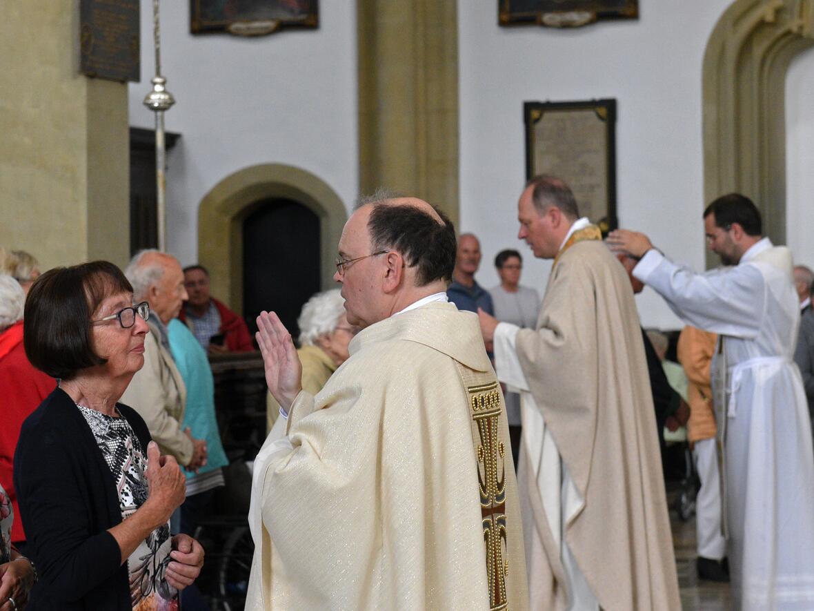 Diözesanadministrator Prälat Dr. Bertram Meier sowie zahlreiche weitere Priester spendeten heute während eines Gottesdienstes für die ältere Generation den Einzelsegen. (Foto: Simone Zwikirsch / pba)