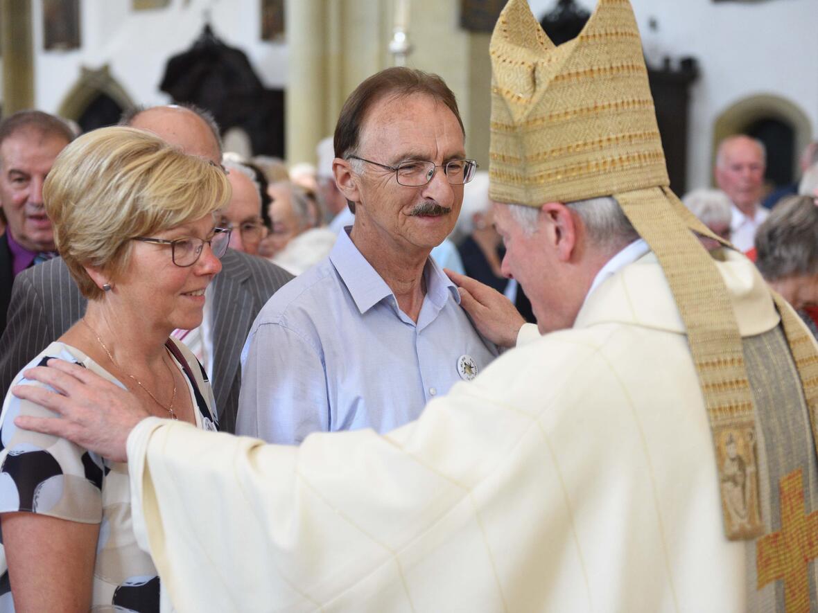 Nach dem Pontifikalgottesdienst konnten die Ehepaare den Einzelsegen empfangen. (Foto: Maria Steber / pba) 