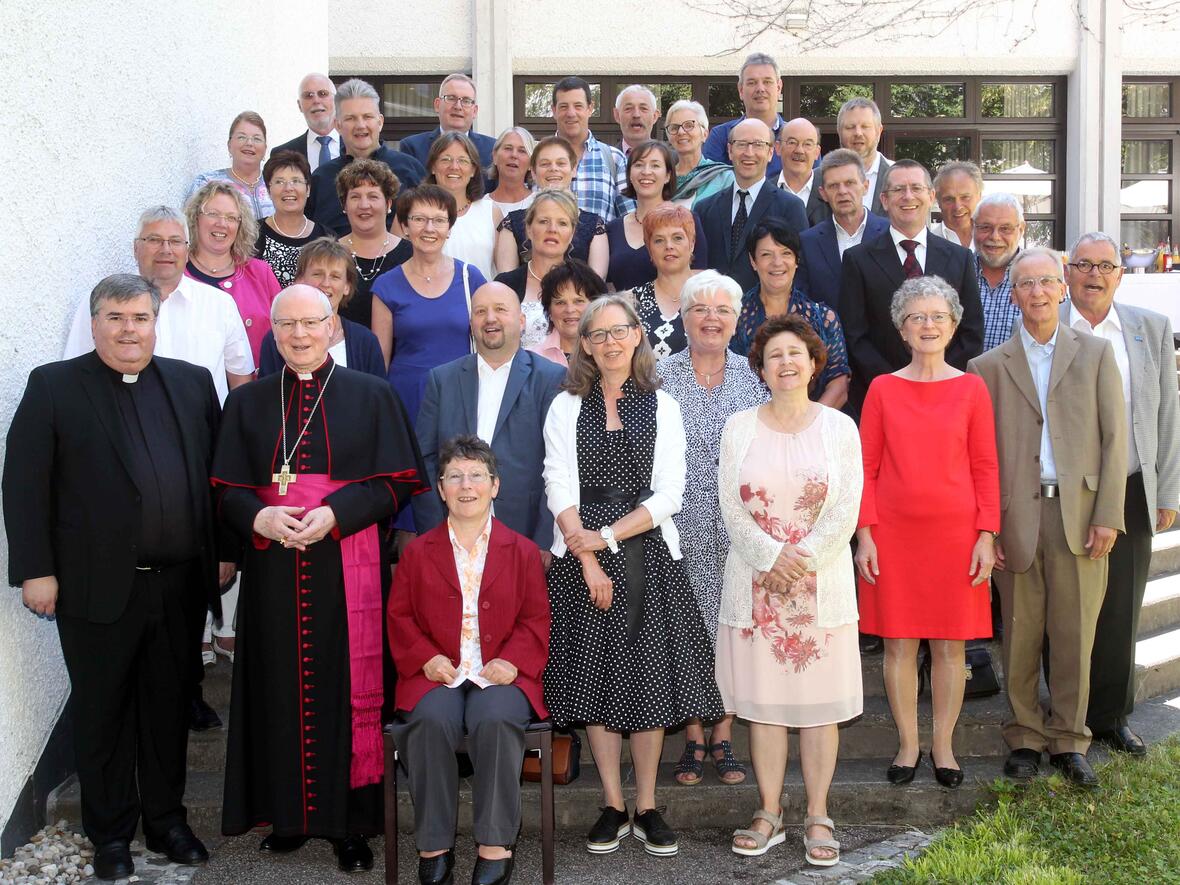 Dutzende Mitarbeiterinnen und Mitarbeiter sind für 25 und 40 Jahre im Kirchendienst geehrt worden. (Foto: Annette Zoepf / pba).