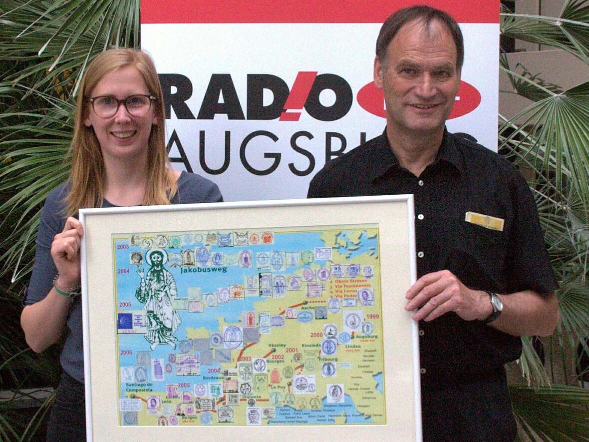 Pfarrer Hubert Ratzinger, hier mit Moderatorin Katharina van der Beek, ist begeisterter Jakobuspilger (Foto: Radio Augsburg).
