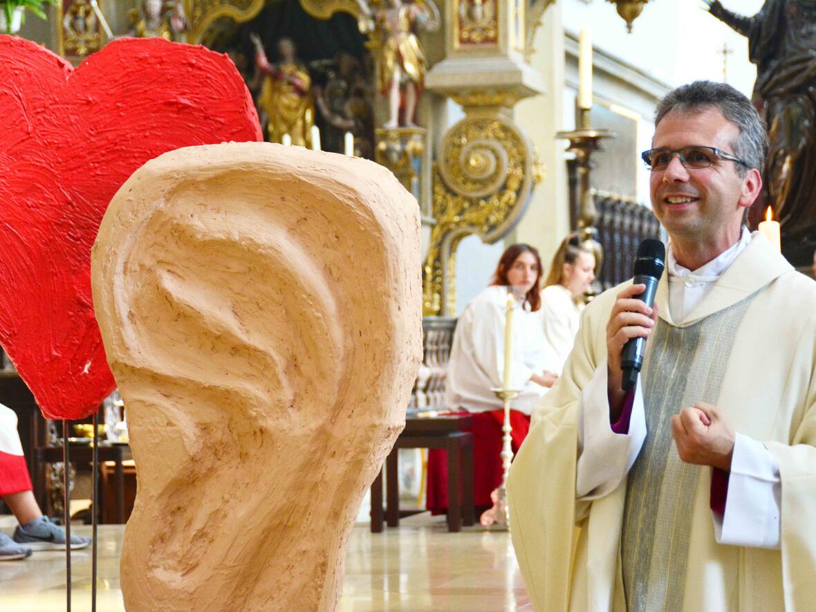 Domkapitular Armin Zürn feierte mit Mitarbeitern, Kindern und Jugendlichen aus Einrichtungen der Katholischen Jugendfürsorge Gottesdienst. (Foto: Winfried Karg / KJF)