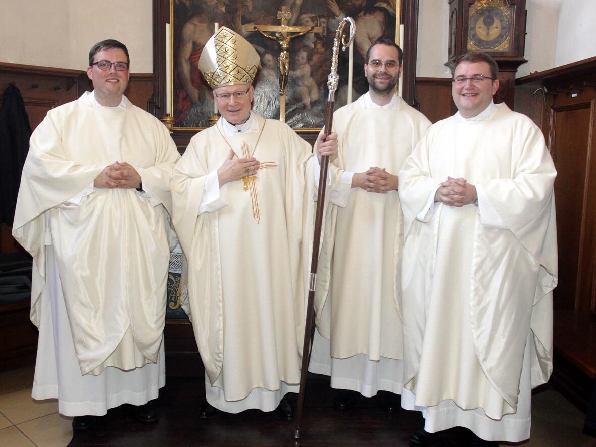 Bischof Konrad mit den neugeweihten Priestern (v.l.) Florian Stadlmayr, Dominik Loy und Dominic Ehehalt. (Foto: Annette Zoepf / pba)