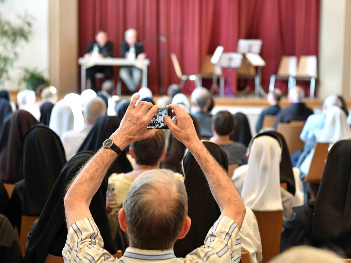 Wie kann es gelingen, miteinander Kirche zu sein? Auf diese Frage formulierte Kardinal João Braz de Aviz vor 150 Ordensleuten im Kolpingsaal Impulse. (Fotos: Nicolas Schnall / pba)