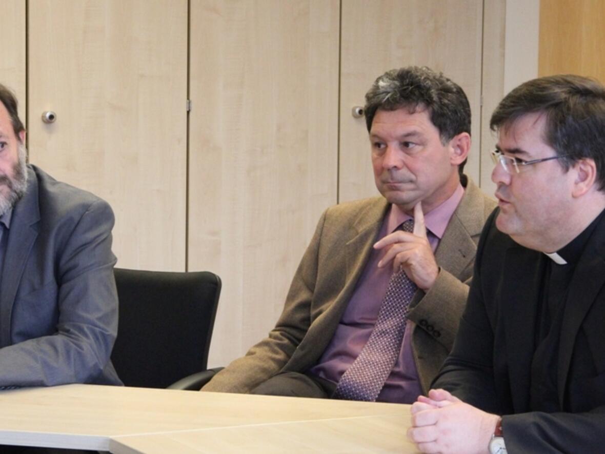 (v.l.) Der Leiter der Präventionsmaßnahme Hubert Kohle, Dr. Anton Schuster vom Fachbereich Fortbildung pastoraler Berufsgruppen und Domkapitular Harald Heinrich. 