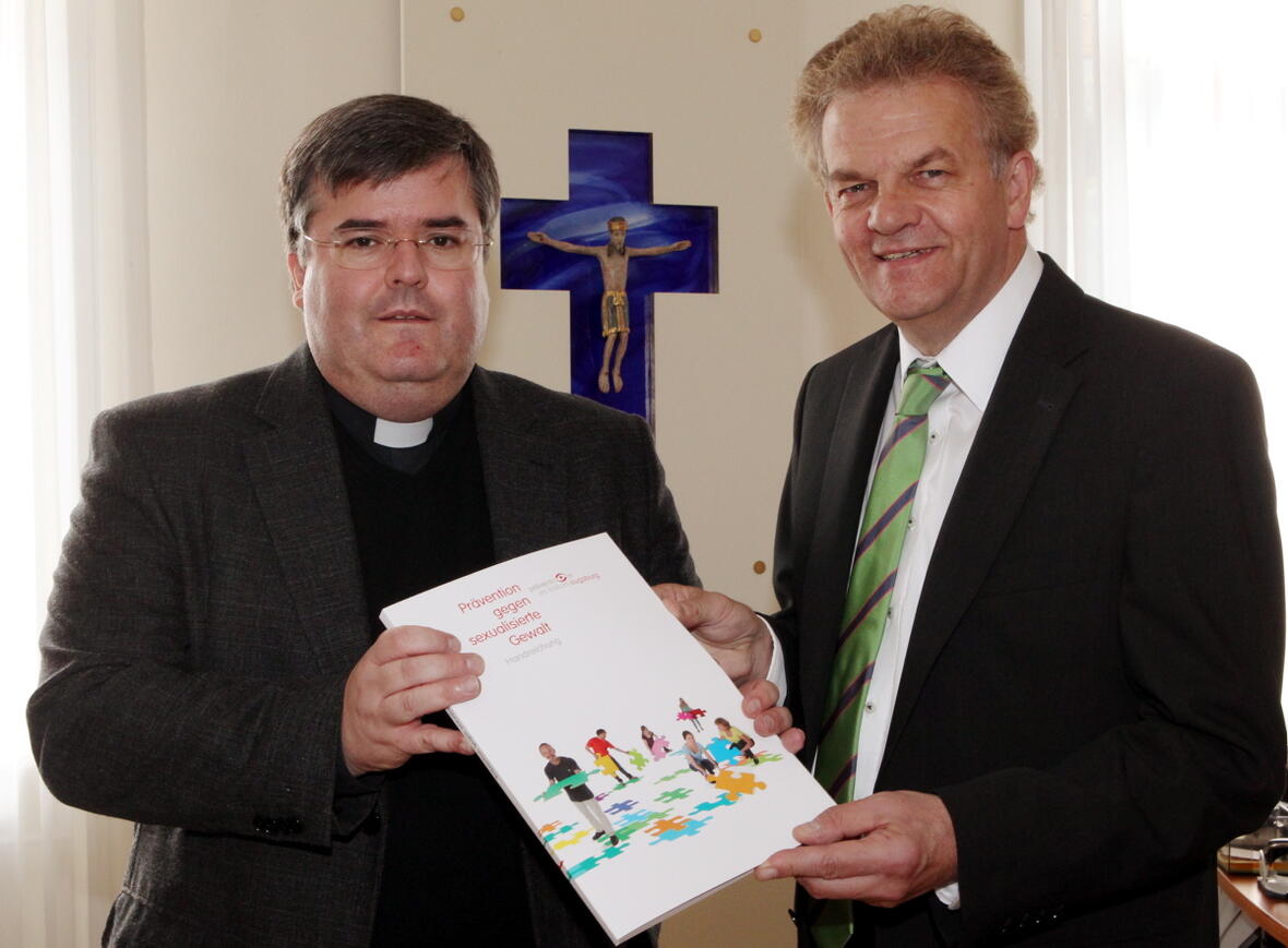 Soeben hat Generalvikar Harald Heinrich das erste Exemplar der Handreichung an Pastoralreferent Bernhard Scholz überreicht. Er leitet die diözesane Koordinationsstelle zur Prävention gegen sexualisierte Gewalt. (Foto: Annette Zoepf/pba)