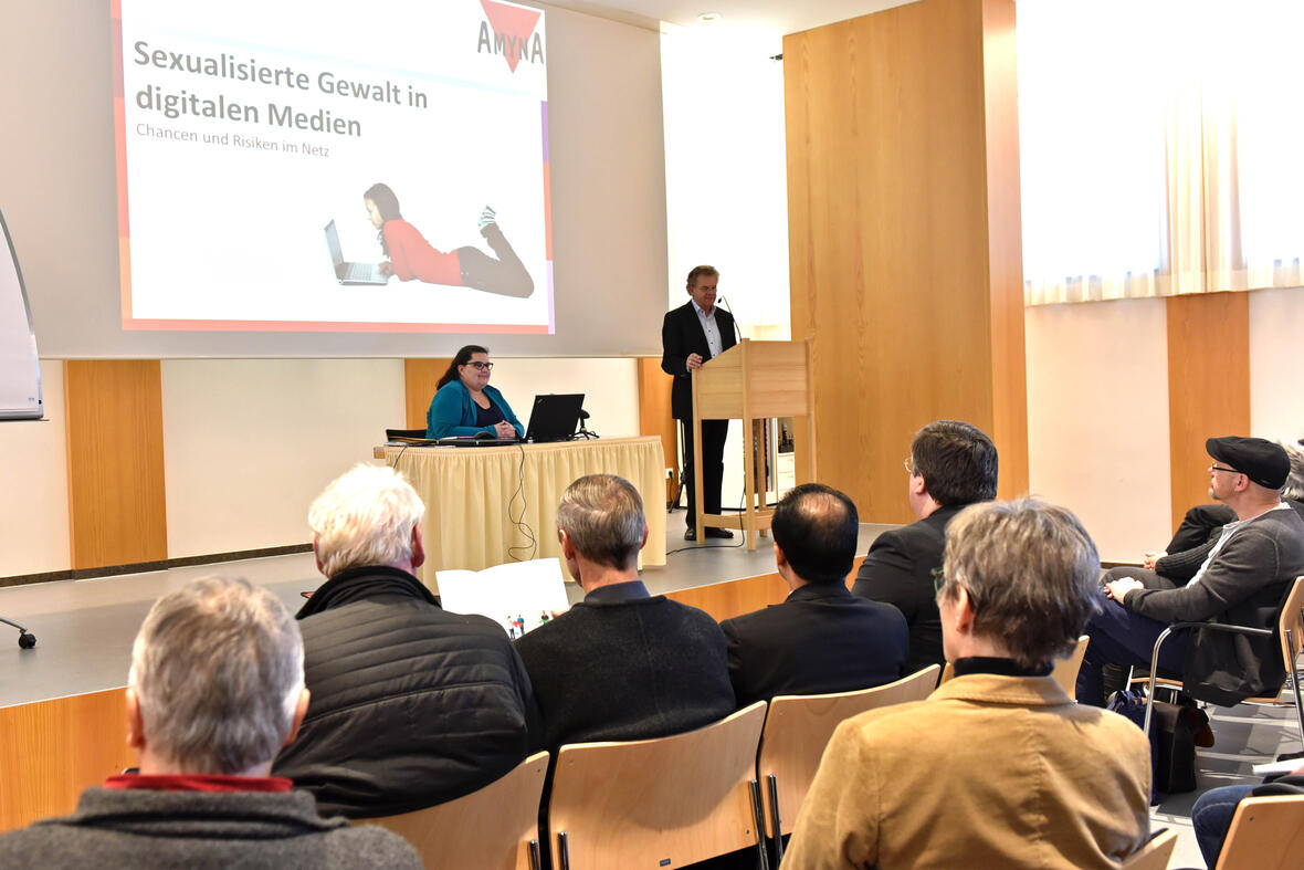 Bernhard Scholz, Präventionsbeauftragter der Diözese Augsburg, stellt die Referentin Yvonne Oeffling vom Verein Amyna vor. (Fotos: Romana Kröling / pba)