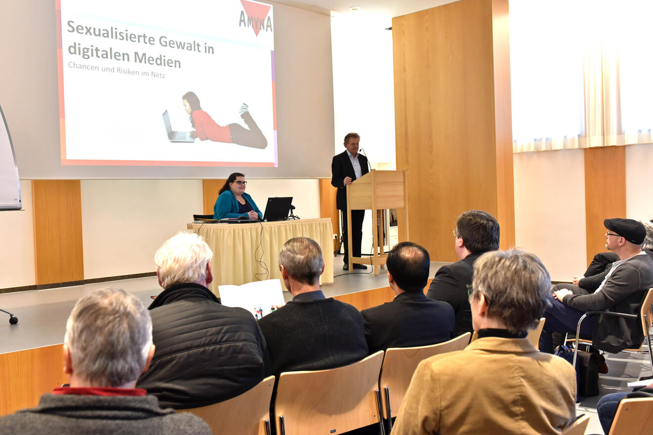 Bernhard Scholz, Präventionsbeauftragter der Diözese Augsburg, stellt die Referentin Yvonne Oeffling vom Verein Amyna vor. (Fotos: Romana Kröling / pba)