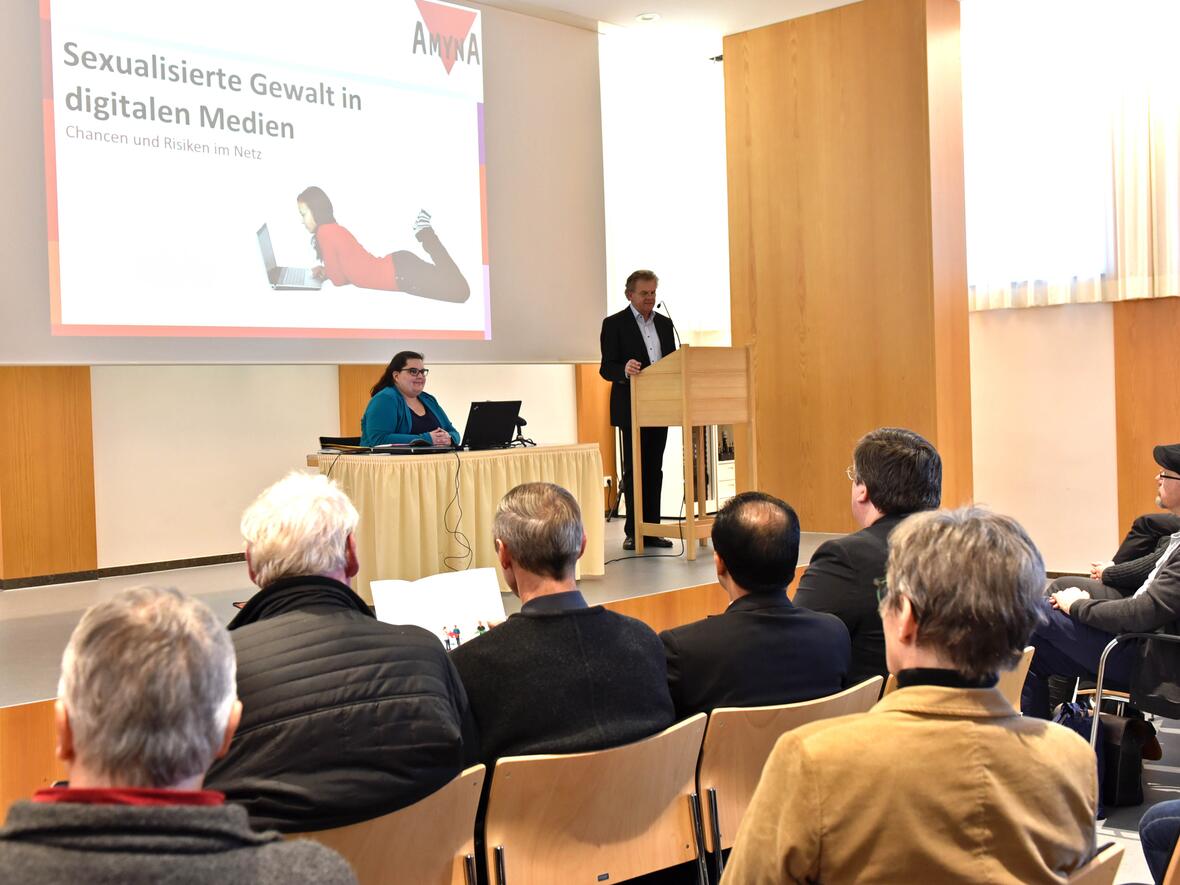 Bernhard Scholz, Präventionsbeauftragter der Diözese Augsburg, stellt die Referentin Yvonne Oeffling vom Verein Amyna vor. (Fotos: Romana Kröling / pba)