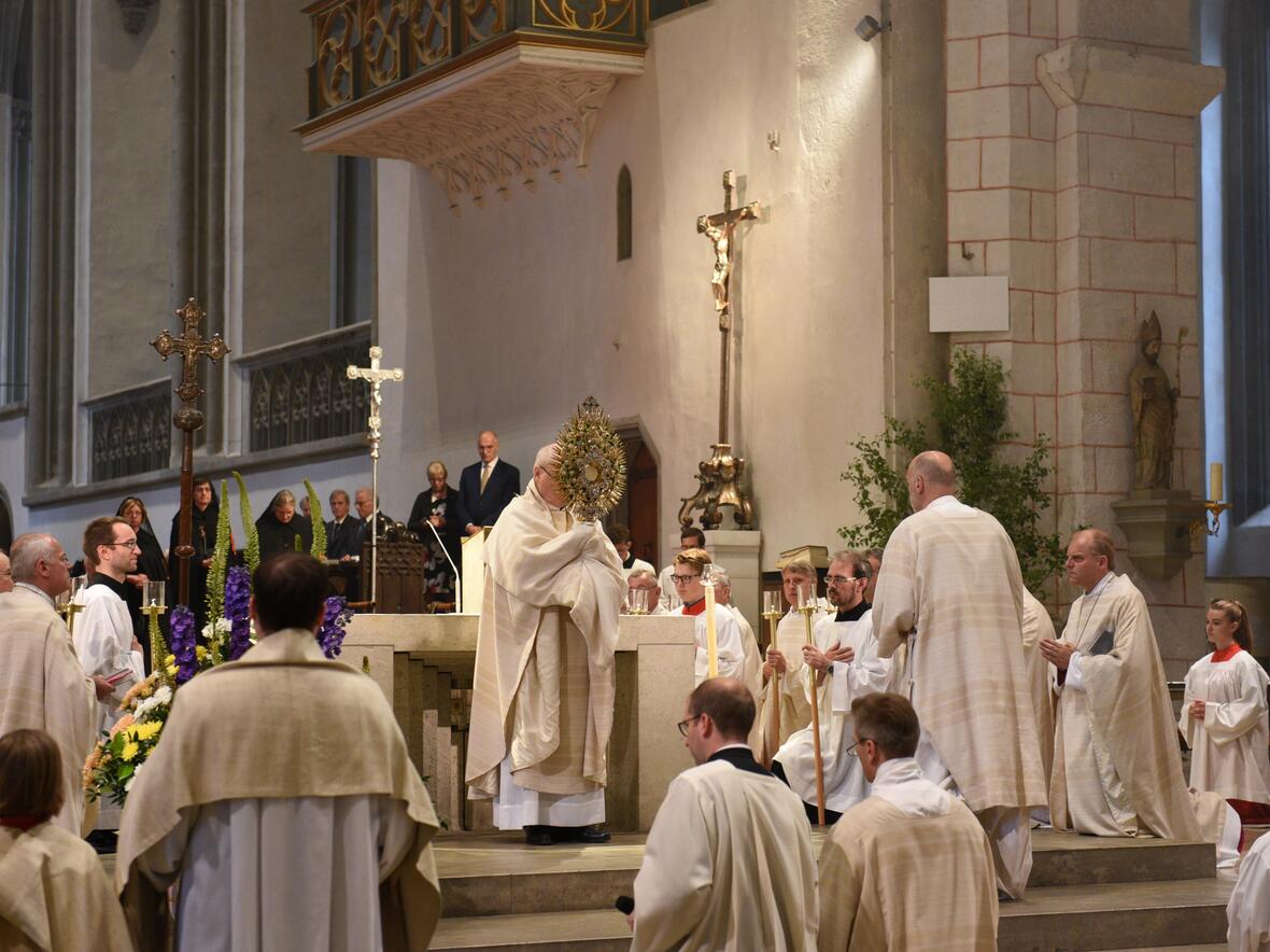 Augrund schlechter Witterung wurde die Fronleichnamsprozession heuer im Augsburger Dom begangen. (Foto: Simone Zwikirsch)