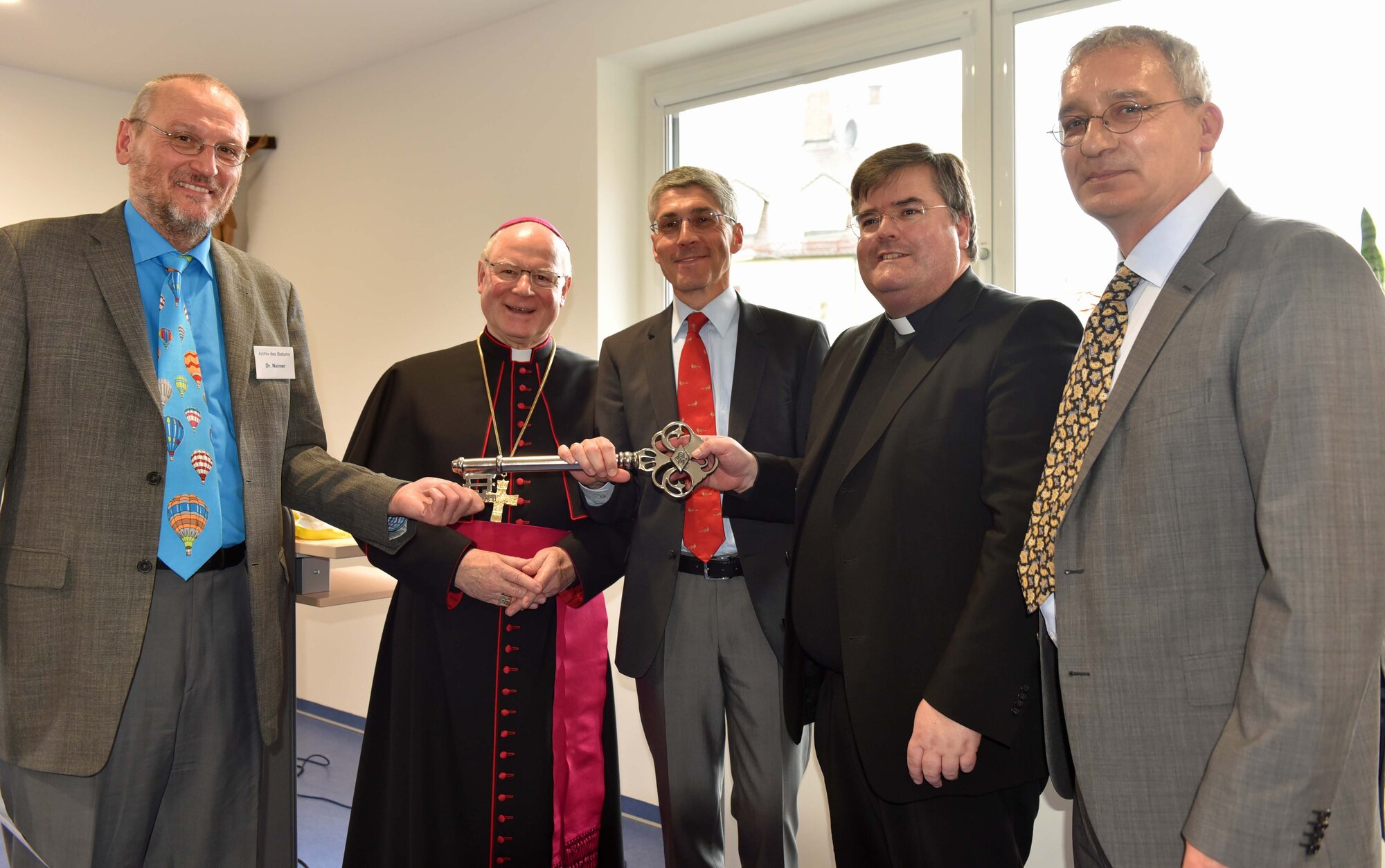(v.l.) Archivleiter Dr. Erwin Naimer, Bischof Dr. Konrad Zdarsa, Finanzdirektor Dr. Klaus Donaubauer, Generalvikar Harald Heinrich, Architekt Rainer Heuberger.
