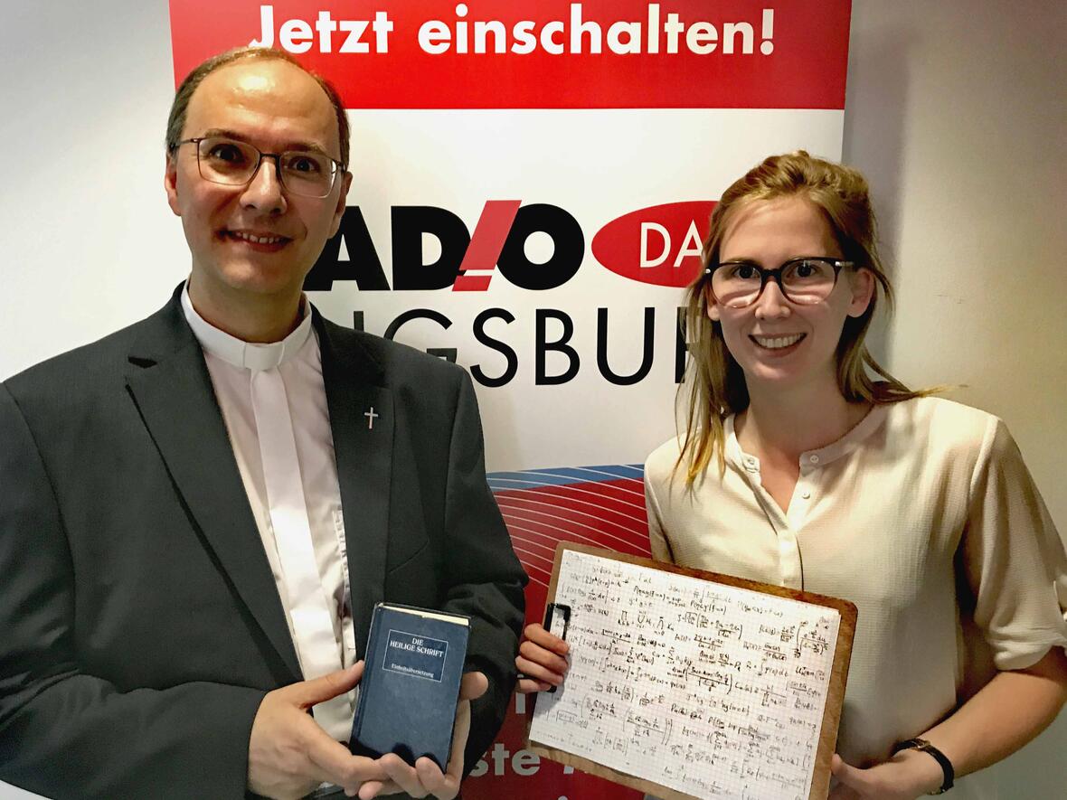 "Cappuccino"-Moderatotin Katharina van der Beek mit Pfarrer Florian Kolbinger. (Foto: RADIO AUGSBURG)