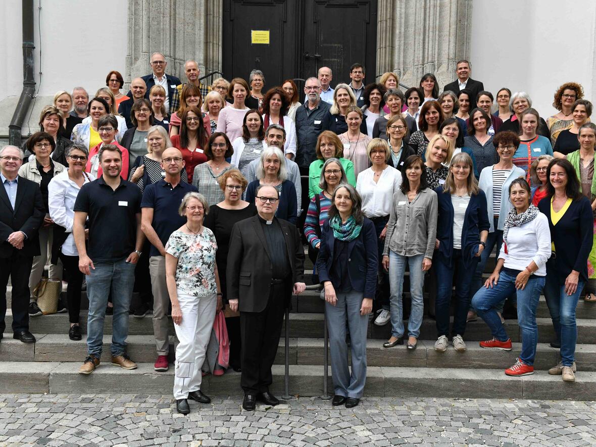 Dutzende Beraterinnen und Berater gemeinsam mit Seelsorgeamtsleiter Prälat Dr. Meier. (Foto: Nicolas Schnall / pba)