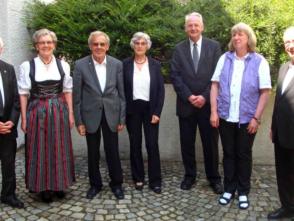 Die Jubilarinnen in Begleitung ihrer Pfarrer: Pfarrer Reinhold Lappat und Helga Greger (Buchloe), Pfarrer Johannes Paul und Annemarie Hopf (Breitenbrunn-Faulbach), Pfarrer Martin Maurer und Brigitte Miller (Dinkelsbühl) sowie Geistl. Beirat Pfarrer Wolf (v.links). (Foto: Roswitha Böck / Pfarrhaushälterinnen)