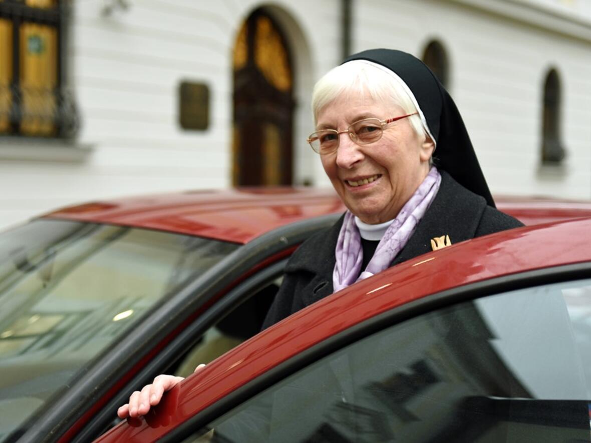 Zuverlässiger Begleiter: Mit ihrem roten Golf fährt Schwester Esther durch das Bistum und über dessen Grenzen hinaus. (Foto: Nicolas Schnall / pba)