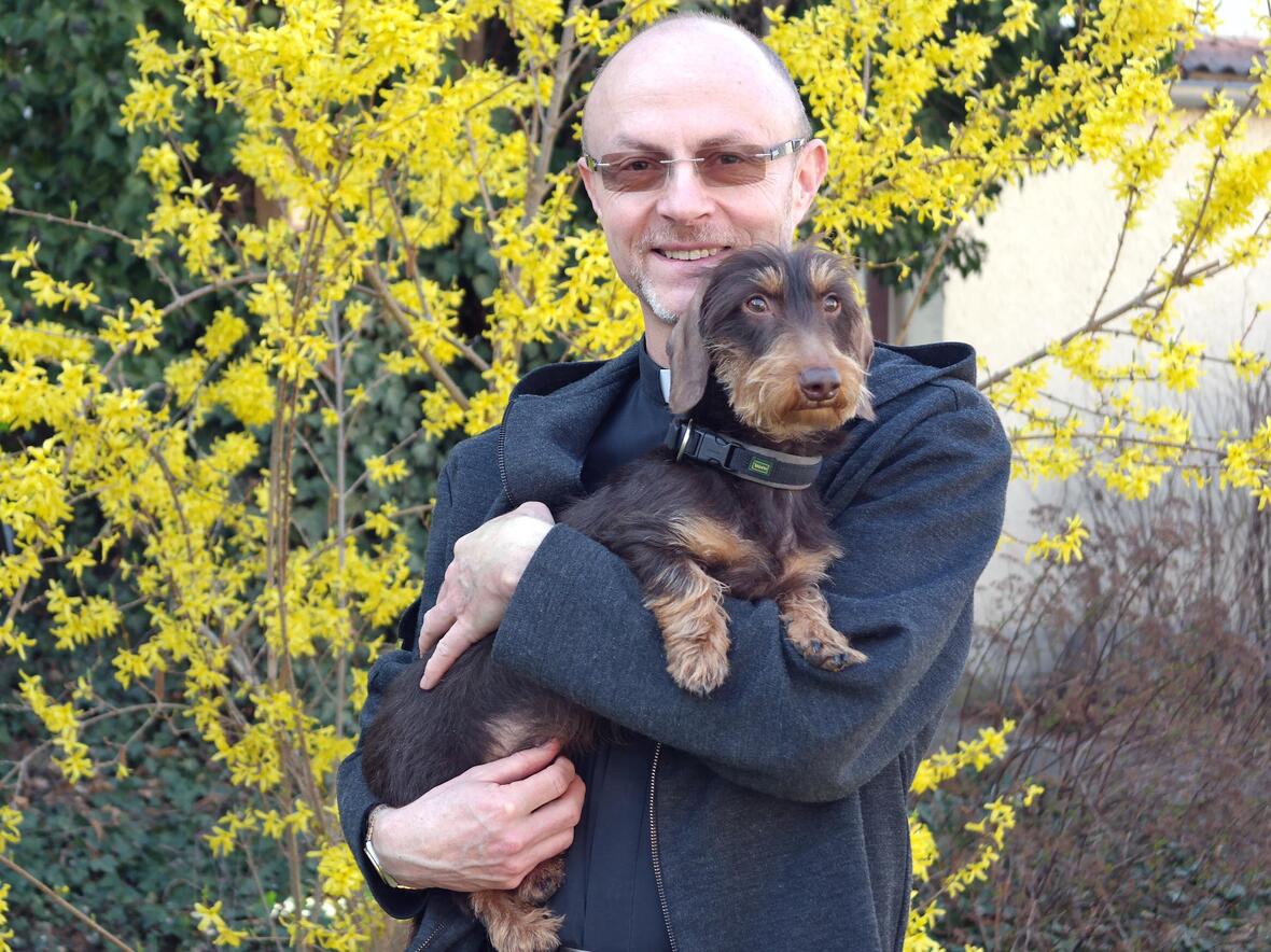 Dekan Adolf Rossipal mit einem seiner beiden Hunde. (Foto: Alicia Zeller / pba)
