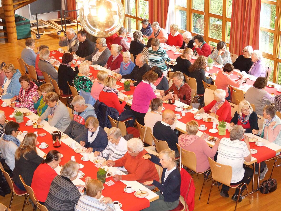 Bei Kaffee und Kuchen konnten sich die Caritas-SammlerInnen über ihre Erfahrungen austauschen. (Foto: Caritas Augsburg / Miriam Schnitzler)