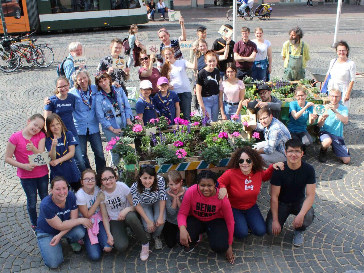 In drei Hochbeeten am Moritzplatz erblühen ab sofort nicht nur Blumen und Kräuter, sondern auch Gebete, Gedanken und persönliche Impulse. Fotos: Julia Spanier / BDKJ