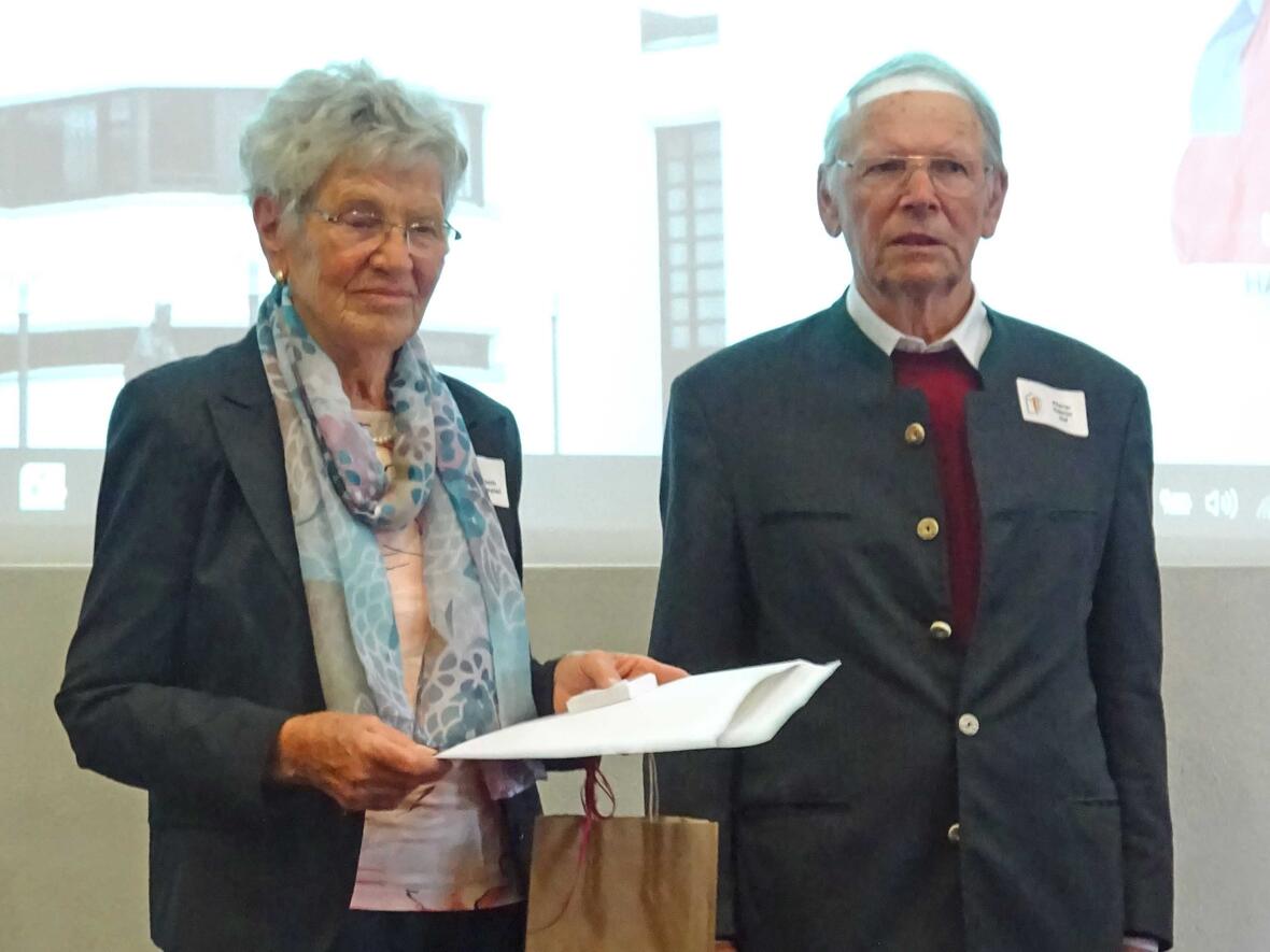50 Jahre im Dienst als Pfarrhaushälterin: Elisabeth Waltenspiel bei Ruhestandspfarrer Gabriel Haf. (Foto: Roswitha Böck)