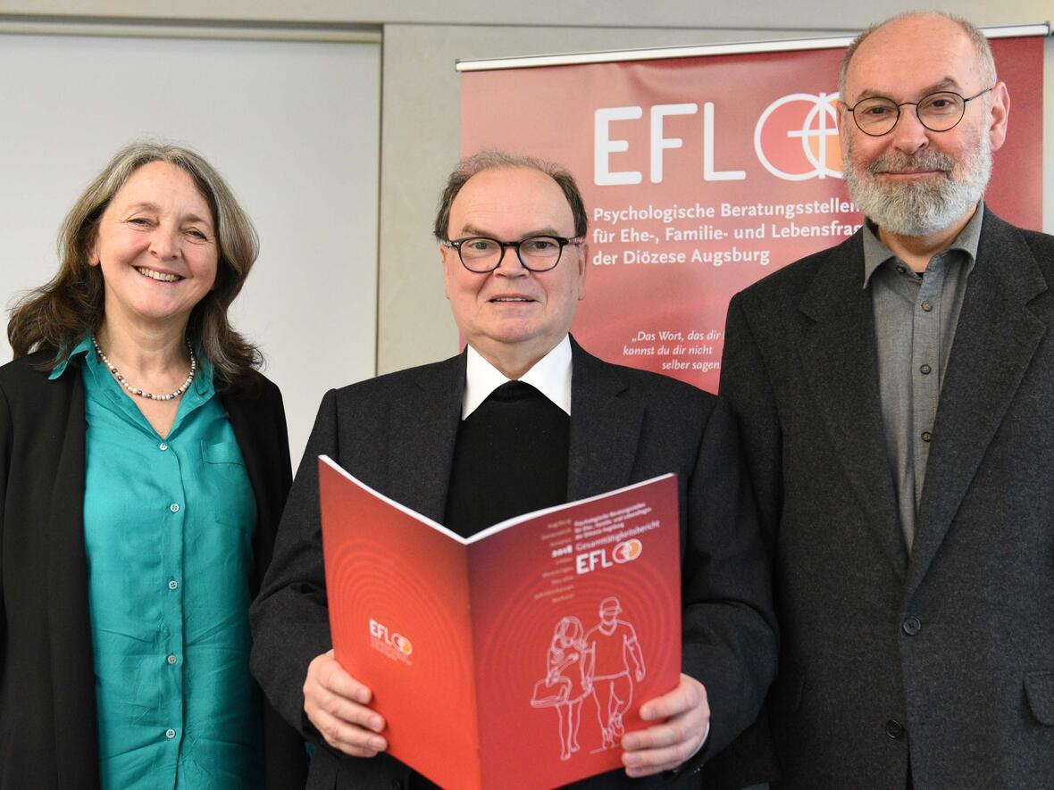 Von links: Helga Kramer-Niederhauser, die Gesamtleiterin der EFL-Beratungsstellen, Seelsorgeamtsleiter Prälat Dr. Bertram Meier und der stellvertretende Leiter der EFL, Pfarrer Klaus Cuppok. (Foto: Maria Steber/pba)