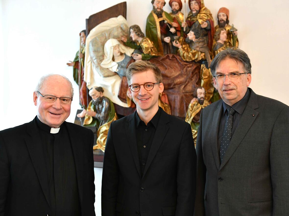 Bischof Konrad ermöglicht Generationenwechsel in der Dommusik: Stefan Steinemann (Mitte) wird ab 2020 Nachfolger von Domkapellmeister Reinhard Kammler. (Foto Nicolas Schnall / pba)
